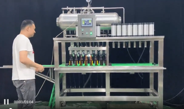 八頭玻璃瓶啤酒灌裝機(jī)試機(jī)！精釀啤酒灌裝壓蓋一體機(jī)—歡迎咨詢！